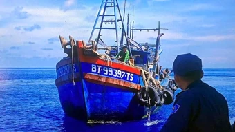Tàu kiểm ngư kịp thời băng bó, cấp thuốc cho ngư dân ở vùng biển xa