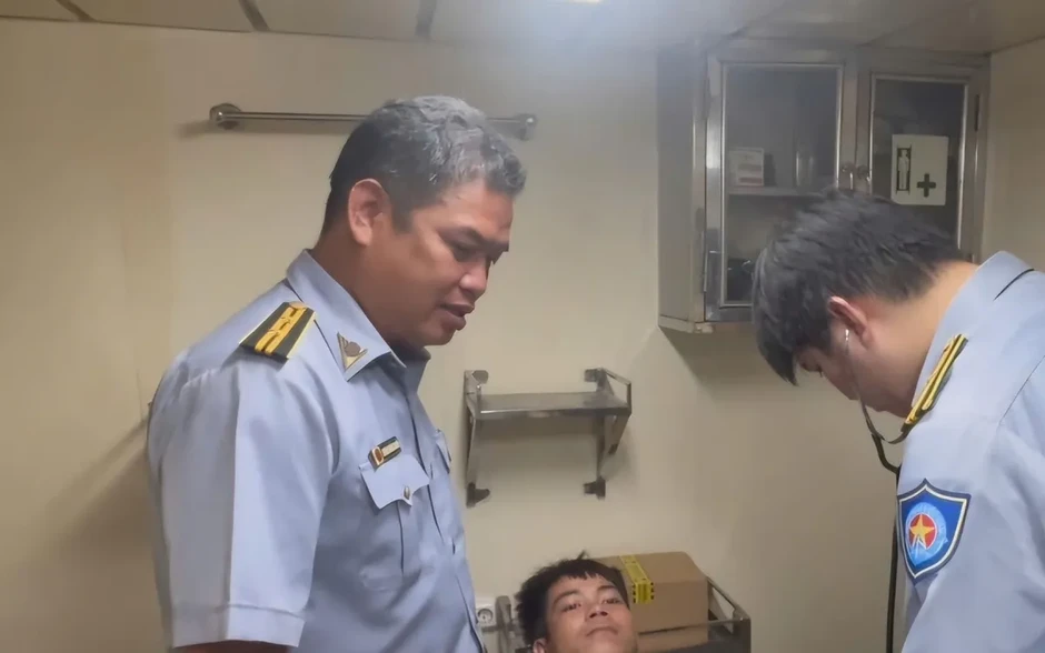 Tàu kiểm ngư kịp thời cứu chữa ngư dân gặp nạn trên biển Tàu kiểm ngư kịp thời cứu chữa ngư dân gặp nạn trên biển