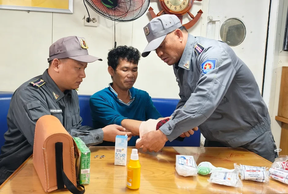 Tàu Kiểm ngư KN466 kịp thời cứu nạn ngư dân đứt cổ tay trên biển Tàu Kiểm ngư KN466 kịp thời cứu nạn ngư dân đứt cổ tay trên biển
