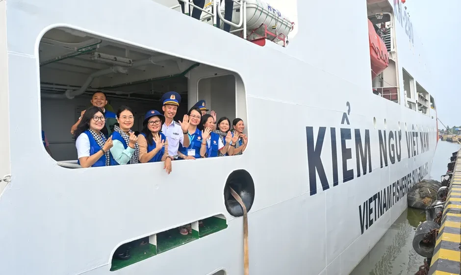 Tàu KN-290 khởi hành đưa “Trăng thu Biên cương” đến Côn Đảo Tàu KN-290 khởi hành đưa “Trăng thu Biên cương” đến Côn Đảo