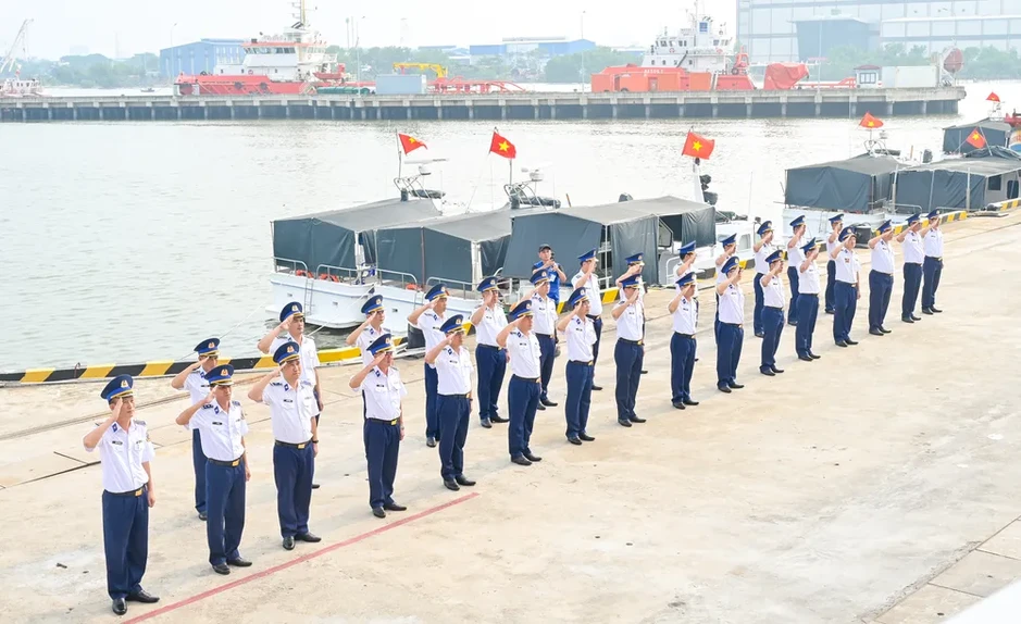 Tàu KN-290 khởi hành đưa “Trăng thu Biên cương” đến Côn Đảo Tàu KN-290 khởi hành đưa “Trăng thu Biên cương” đến Côn Đảo