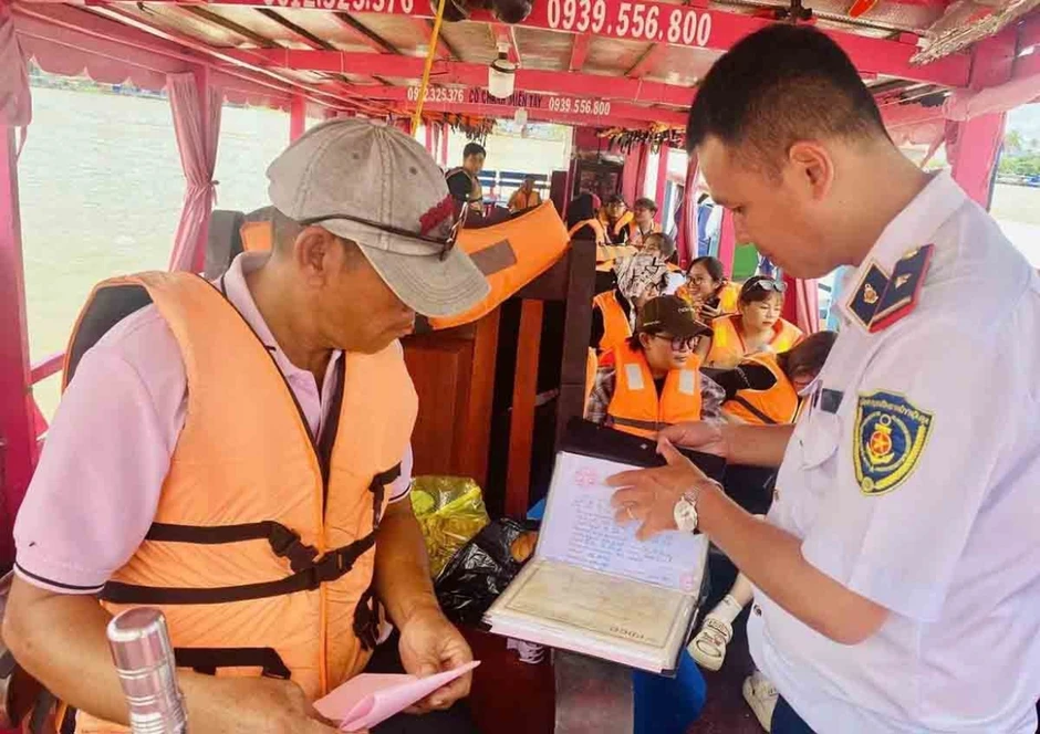 Tàu mui kín không đồng nghĩa với an toàn tuyệt đối Tàu mui kín không đồng nghĩa với an toàn tuyệt đối