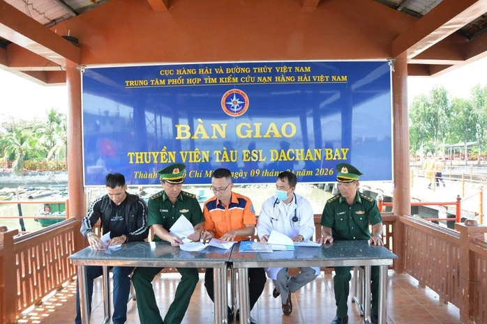 Tàu SAR 272 cấp tốc cứu thuyền viên nước ngoài gặp nguy hiểm trên biển