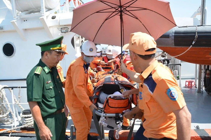 Tàu SAR 272 cấp tốc cứu thuyền viên nước ngoài gặp nguy hiểm trên biển