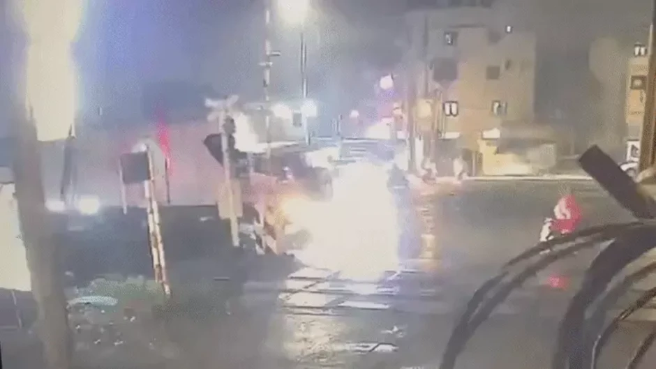 Tàu SE3 húc văng xe đầu kéo: Ô tô cố vượt qua đường ngang đúng lúc cần chắn hạ xuống, 1 người chết