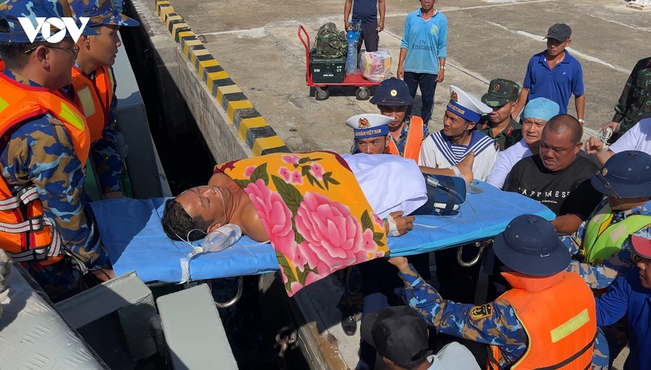 Tàu Trường Sa 8 đưa ngư dân gặp nạn trên biển về đất liền an toàn Tàu Trường Sa 8 đưa ngư dân gặp nạn trên biển về đất liền an toàn