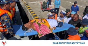 Tàu Trường Sa 8 đưa ngư dân gặp nạn trên biển về đất liền an toàn