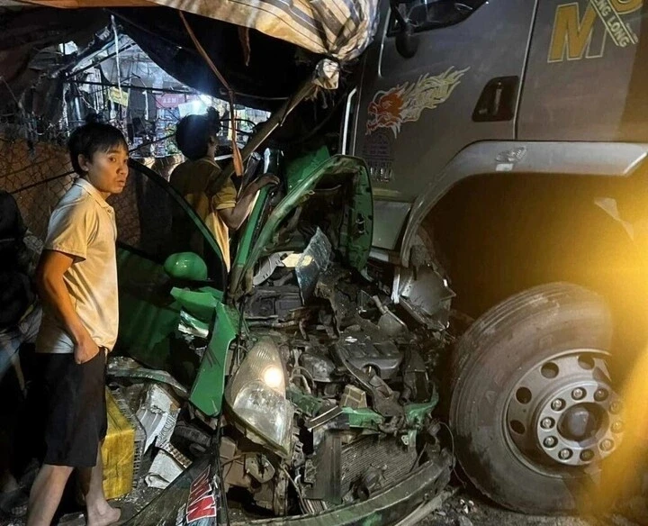 Taxi va chạm với xe tải ở Lâm Đồng, tài xế tử vong tại chỗ Taxi va chạm với xe tải ở Lâm Đồng, tài xế tử vong tại chỗ