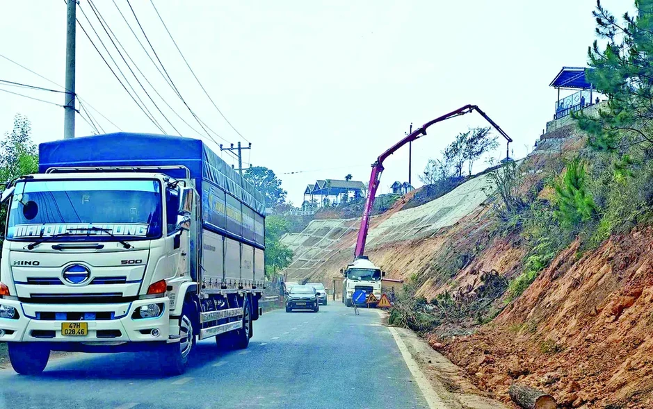 Tây Nguyên và ĐBSCL: Sạt lở, sụt lún diễn biến phức tạp Tây Nguyên và ĐBSCL: Sạt lở, sụt lún diễn biến phức tạp