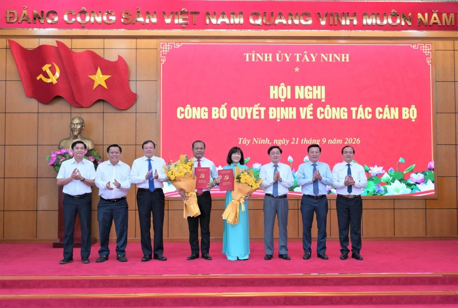 Tây Ninh công bố quyết định của Chủ tịch Quốc hội và Thủ tướng về công tác cán bộ Tây Ninh công bố quyết định của Chủ tịch Quốc hội và Thủ tướng về công tác cán bộ