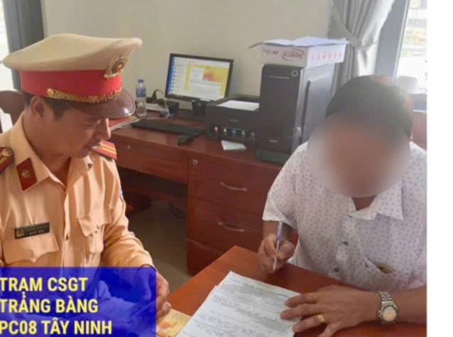 Tây Ninh xử phạt tài xế xe đưa rước công nhân không đóng cửa Tây Ninh xử phạt tài xế xe đưa rước công nhân không đóng cửa
