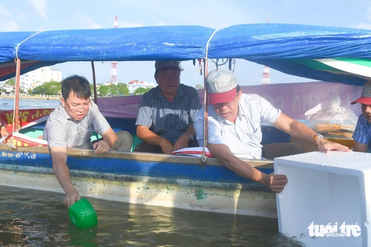 Thả 1 triệu con tôm, cua giống xuống đầm Đông Hồ Thả 1 triệu con tôm, cua giống xuống đầm Đông Hồ