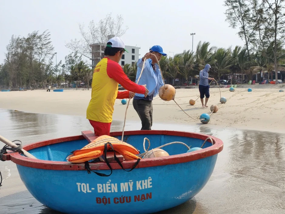 Thả phao khoanh vùng an toàn tại bãi biển đẹp nhất Quảng Ngãi trước cao điểm du lịch