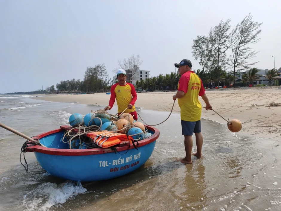 Thả phao khoanh vùng an toàn tại bãi biển đẹp nhất Quảng Ngãi trước cao điểm du lịch