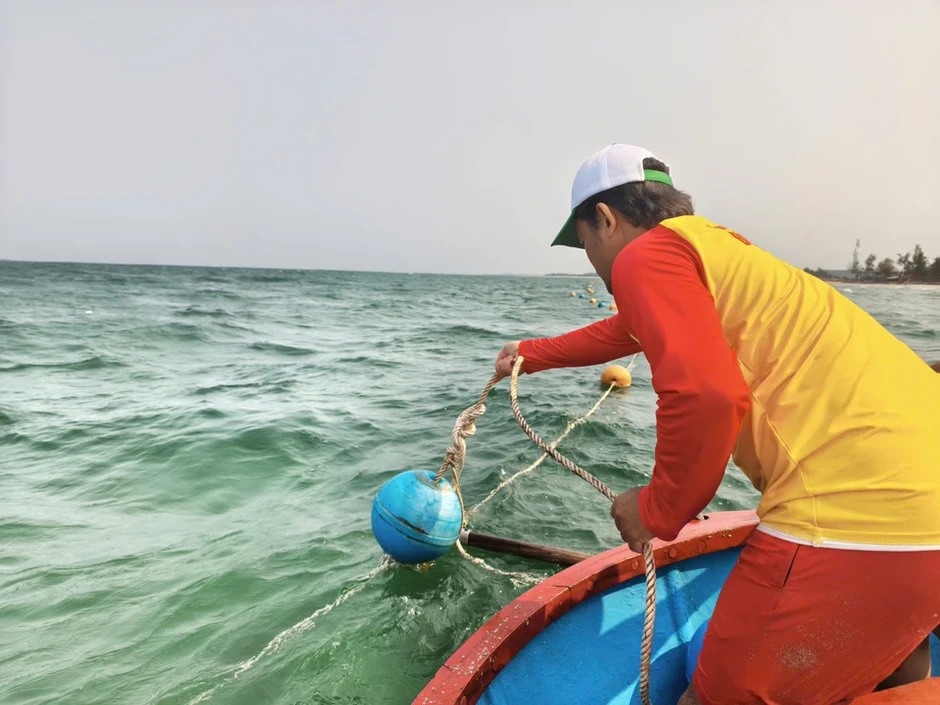 Thả phao khoanh vùng an toàn tại bãi biển đẹp nhất Quảng Ngãi trước cao điểm du lịch