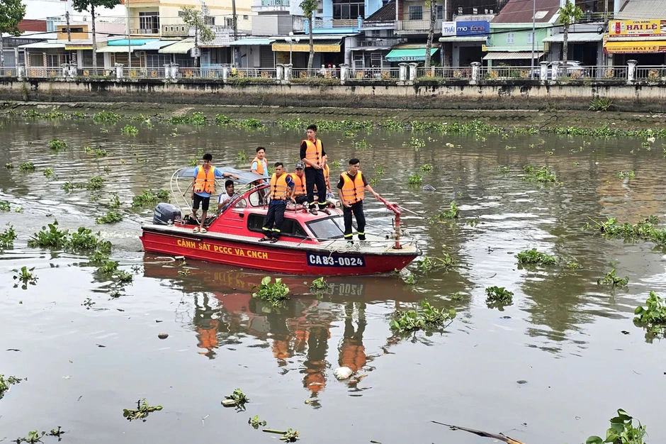 Thách nhau bơi qua sông sau cuộc nhậu, một người mất tích Thách nhau bơi qua sông sau cuộc nhậu, một người mất tích
