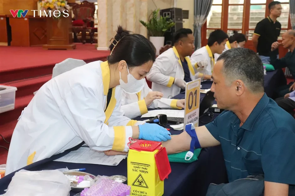 Thái Nguyên đưa thân nhân liệt sĩ chưa xác định được danh tính đi lấy mẫu ADN