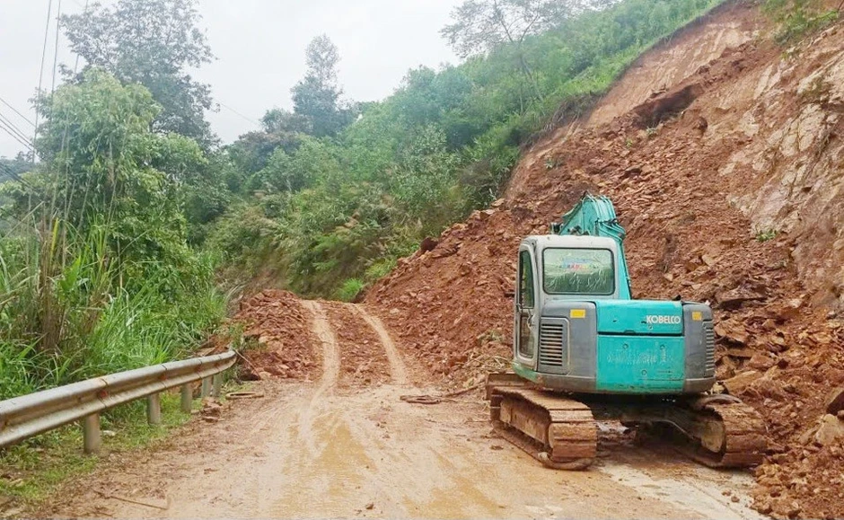 Thái Nguyên mưa lớn, nhiều tuyến đường bị sạt lở Thái Nguyên mưa lớn, nhiều tuyến đường bị sạt lở