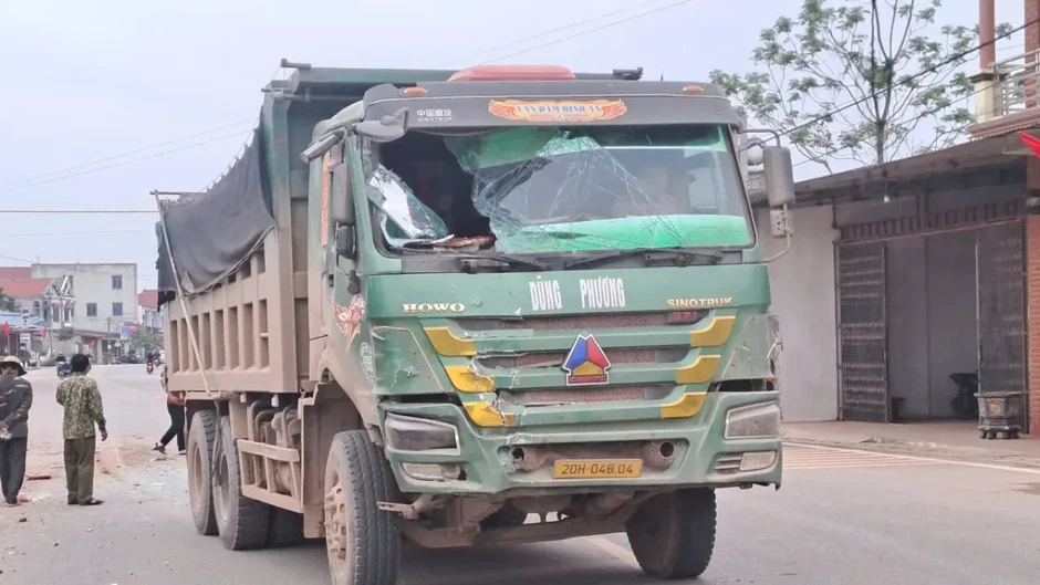 Thái Nguyên: Xe tải chở đất tông đuôi xe chở học sinh, nhiều em nhỏ nhập viện cấp cứu Thái Nguyên: Xe tải chở đất tông đuôi xe chở học sinh, nhiều em nhỏ nhập viện cấp cứu