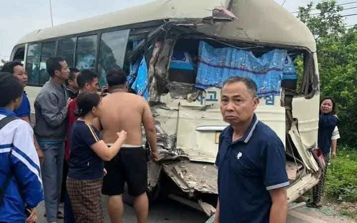 Thái Nguyên: Xe tải chở đất tông đuôi xe chở học sinh, nhiều em nhỏ nhập viện cấp cứu Thái Nguyên: Xe tải chở đất tông đuôi xe chở học sinh, nhiều em nhỏ nhập viện cấp cứu