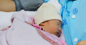 Thai phụ bị sốc phản vệ sau khi ăn ốc, ca mổ khẩn cứu 2 mẹ con