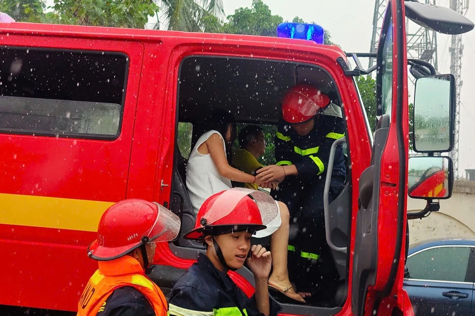 Thai phụ đau bụng, xe chết máy giữa biển nước Thai phụ đau bụng, xe chết máy giữa biển nước