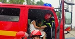 Thai phụ đau bụng, xe chết máy giữa biển nước