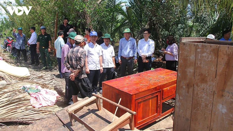 Thăm hỏi động viên, trao hỗ trợ cho các hộ dân thiệt hại do thiên tai tại Cà Mau Thăm hỏi động viên, trao hỗ trợ cho các hộ dân thiệt hại do thiên tai tại Cà Mau
