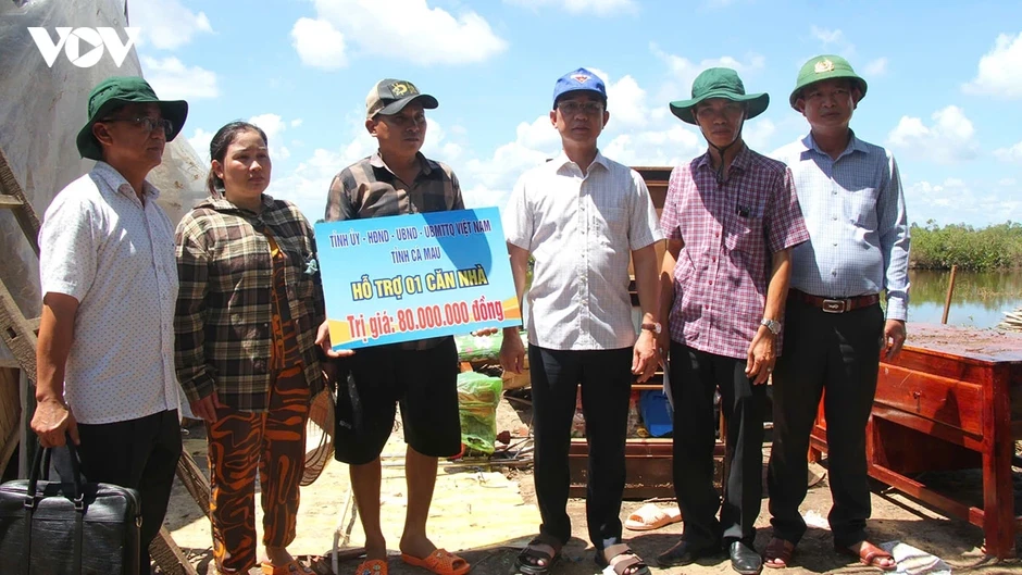 Thăm hỏi động viên, trao hỗ trợ cho các hộ dân thiệt hại do thiên tai tại Cà Mau Thăm hỏi động viên, trao hỗ trợ cho các hộ dân thiệt hại do thiên tai tại Cà Mau