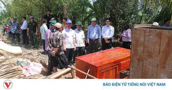Thăm hỏi động viên, trao hỗ trợ cho các hộ dân thiệt hại do thiên tai tại Cà Mau