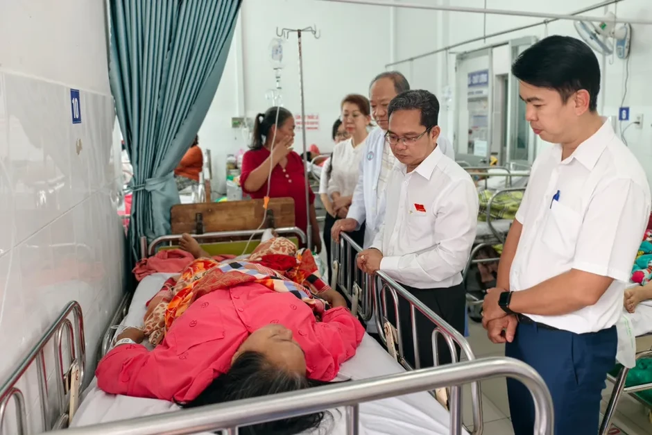 Thăm hỏi, trao tiền hỗ trợ nạn nhân bị nhánh cây gãy rơi trúng Thăm hỏi, trao tiền hỗ trợ nạn nhân bị nhánh cây gãy rơi trúng
