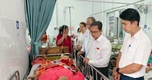 Thăm hỏi, trao tiền hỗ trợ nạn nhân bị nhánh cây gãy rơi trúng