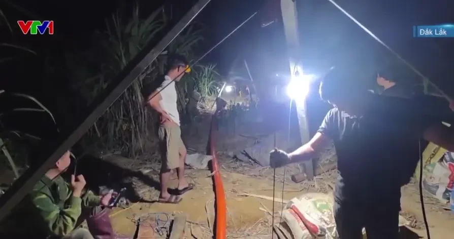 Thâm nhập điểm khai thác vàng trái phép giữa ruộng mía ở Đắk Lắk