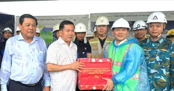 Thăm, tặng quà lực lượng thi công Dự án mở rộng Cảng hàng không quốc tế Phú Quốc