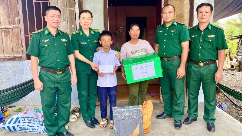 Thăm, tặng quà Mẹ Việt Nam anh hùng và con nuôi trong Chương trình “Mẹ đỡ đầu”
