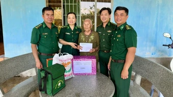 Thăm, tặng quà Mẹ Việt Nam anh hùng và con nuôi trong Chương trình “Mẹ đỡ đầu”