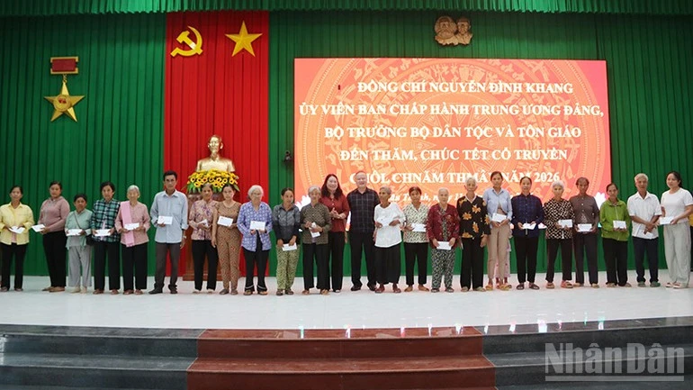 Thăm, tặng quà Tết Chôl Chnăm Thmây tại Vĩnh Long Thăm, tặng quà Tết Chôl Chnăm Thmây tại Vĩnh Long