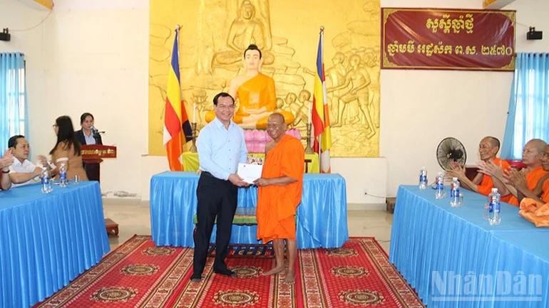 Thăm, tặng quà Tết Chôl Chnăm Thmây tại Vĩnh Long Thăm, tặng quà Tết Chôl Chnăm Thmây tại Vĩnh Long