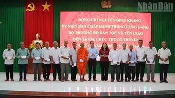 Thăm, tặng quà Tết Chôl Chnăm Thmây tại Vĩnh Long