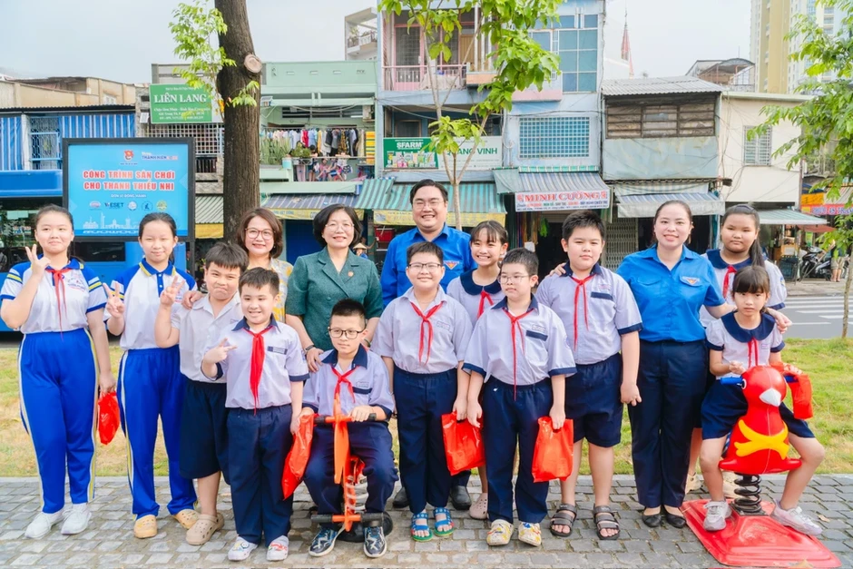 Thành Đoàn TP.HCM bàn giao sân chơi cho trẻ em tại công viên khu Chợ Lớn Thành Đoàn TP.HCM bàn giao sân chơi cho trẻ em tại công viên khu Chợ Lớn