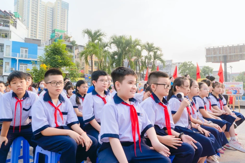 Thành Đoàn TP.HCM bàn giao sân chơi cho trẻ em tại công viên khu Chợ Lớn Thành Đoàn TP.HCM bàn giao sân chơi cho trẻ em tại công viên khu Chợ Lớn