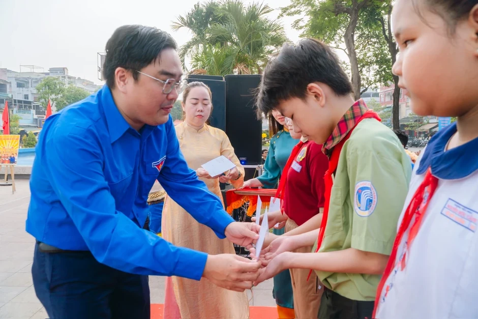 Thành Đoàn TP.HCM bàn giao sân chơi cho trẻ em tại công viên khu Chợ Lớn Thành Đoàn TP.HCM bàn giao sân chơi cho trẻ em tại công viên khu Chợ Lớn