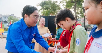 Thành Đoàn TP.HCM bàn giao sân chơi cho trẻ em tại công viên khu Chợ Lớn