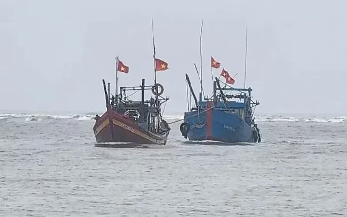 Thanh Hóa: 2 tàu cá bị chìm do dông lốc, huy động lực lượng khẩn trương cứu hộ Thanh Hóa: 2 tàu cá bị chìm do dông lốc, huy động lực lượng khẩn trương cứu hộ