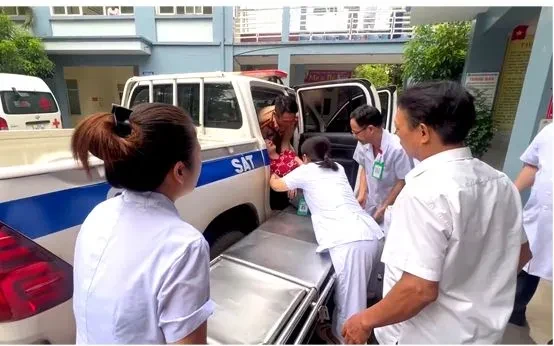 Thanh Hóa: Cảnh sát giao thông kịp thời đưa người phụ nữ bất tỉnh đi cấp cứu Thanh Hóa: Cảnh sát giao thông kịp thời đưa người phụ nữ bất tỉnh đi cấp cứu