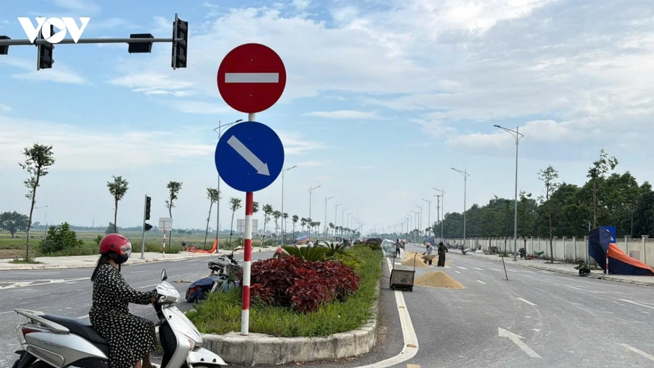 Thanh Hóa chấn chỉnh tình trạng phơi lúa trên đường, ngăn nguy cơ TNGT Thanh Hóa chấn chỉnh tình trạng phơi lúa trên đường, ngăn nguy cơ TNGT