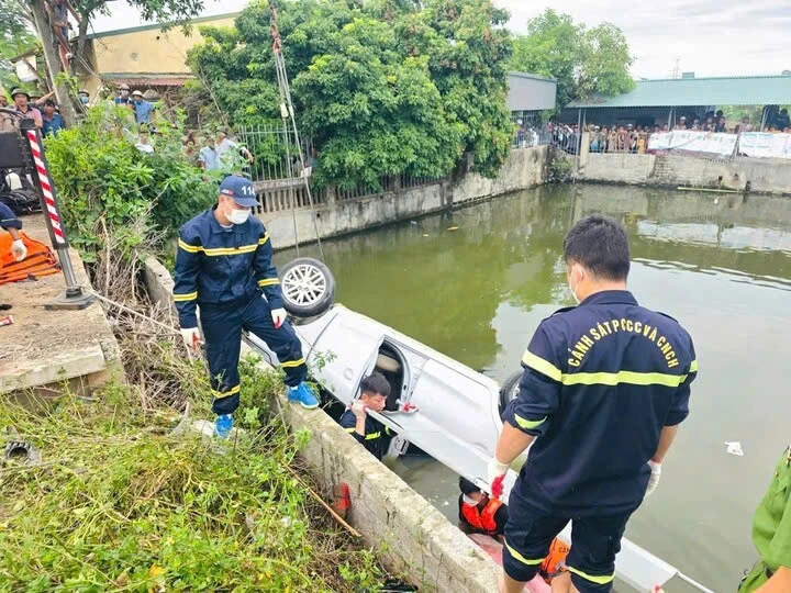 Thanh Hóa: Ô tô lao xuống ao nước làm tài xế mắc kẹt, tử nạn Thanh Hóa: Ô tô lao xuống ao nước làm tài xế mắc kẹt, tử nạn