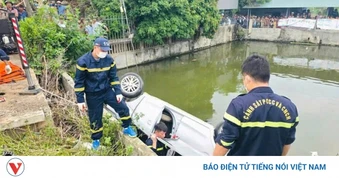 Thanh Hóa: Ô tô lao xuống ao nước làm tài xế mắc kẹt, tử nạn
