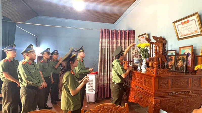 Thanh Hóa trao tặng quà, ảnh phục dựng cho gia đình liệt sĩ Thanh Hóa trao tặng quà, ảnh phục dựng cho gia đình liệt sĩ
