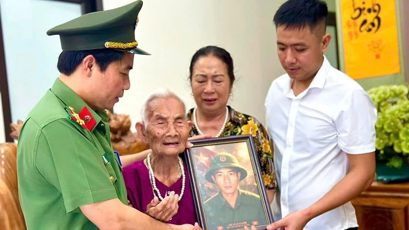 Thanh Hóa trao tặng quà, ảnh phục dựng cho gia đình liệt sĩ Thanh Hóa trao tặng quà, ảnh phục dựng cho gia đình liệt sĩ